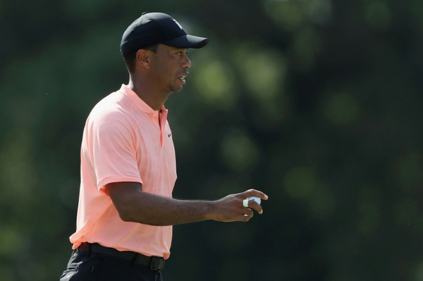Woods seizes share  of early Tour lead