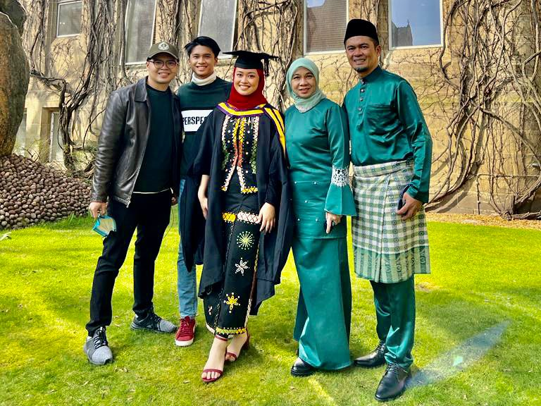 Sabahan lass steals show in Murut ethnic dress at UK convocation